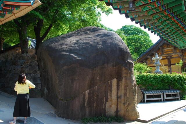 ▲ 수덕사 관음바위에 동전을 던지며 소원을 비는 방문객.ⓒ진경수 山 애호가