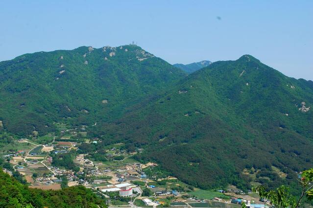 ▲ 덕숭산 고스락에서 바라본 가야산(左)과 원효봉(右).ⓒ진경수 山 애호가