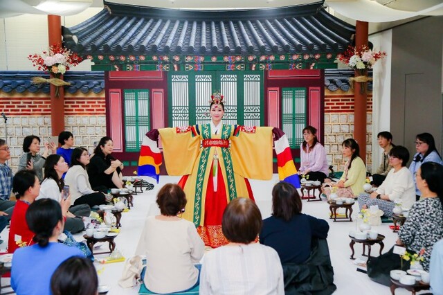 ▲ 궁중병과 고호재 체험.ⓒ한국문화재재단