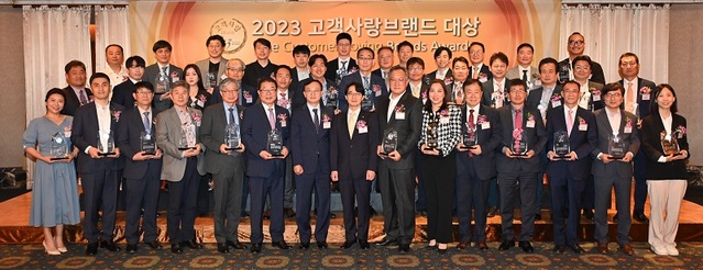 ▲ 여민전 고객브랜드대상을 받은 기관들이 단체 사진을 찍고 있다.ⓒ세종시