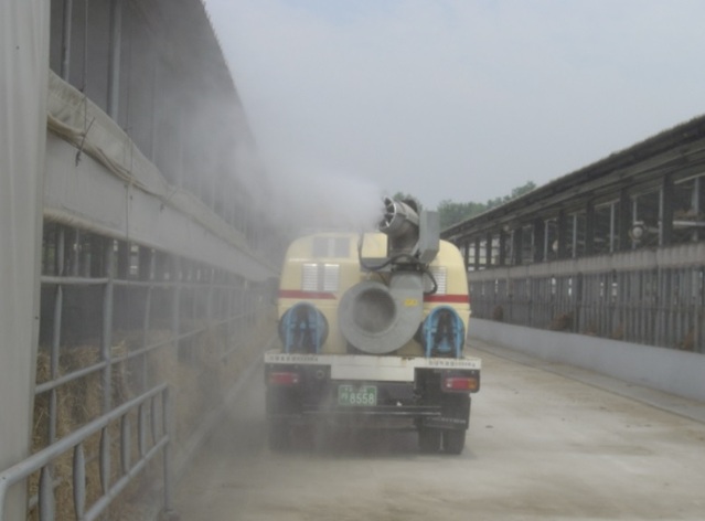 ▲ 충북도 방역본부의 구제역 방역장면.ⓒ충북도