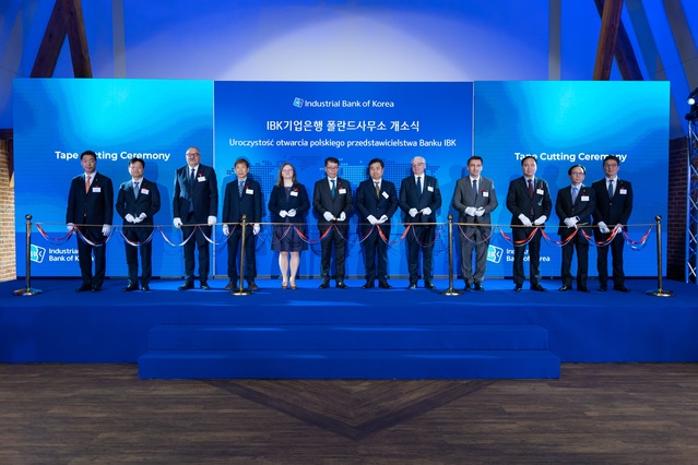 ▲ 16일 폴란드 브로츠와프에서 열린 'IBK기업은행 폴란드 사무소 개소식'에서 김성태 IBK기업은행장(왼쪽 6번째)이 주요 인사들과 함께 테이프 커팅 행사를 하고 있다. (왼쪽부터) 박봉규 IBK기업은행 글로벌·자금시장 그룹장, 안승광 브로츠와프 기업협의회장, 체자르 프쉬빌스키 돌르노실롱스키에 州총리, 이홍민 폴란드 한인연합회장, 안나 하우바 폴란드 재무부 차관, 김성태 IBK기업은행장, 임훈민 駐폴란드 대사, 야로스와프 오브램스키 돌르노실롱스키에 州지사, 파벨 쿠르타시 폴란드 투자청장, 조봉현 IBK기업은행 경제연구소장, 최광진 IBK기업은행 CIB그룹장, 김지욱 IBK기업은행 폴란드 사무소장. ⓒ기업은행