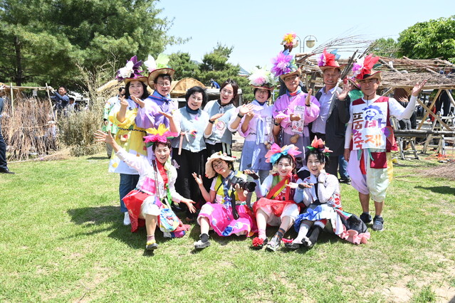 ▲ 조병옥 음성군수 등이 품바축제 개막일인 17일 품바복장을 한 군민들과 기념촬영을 하고 있다.ⓒ음성군
