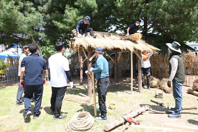 ▲ 음성품바축제를 앞두고 품바하우스 짓기 장면.ⓒ음성군