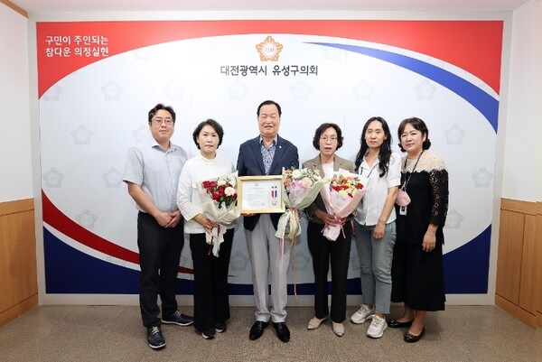 ▲ 송봉식 유성구의회 의장이 지난 16일 계룡스파텔에서 ‘ 대한민국지방의정봉사상’ 수상했다.ⓒ유성구의회