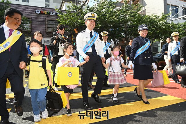 ▲ 윤희근 경찰청장이 17일 오전 서울 구로구 덕의초등학교를 방문해 어린이들과 함께 노란색 횡단보도를 건너고 있다. ⓒ서성진 기자