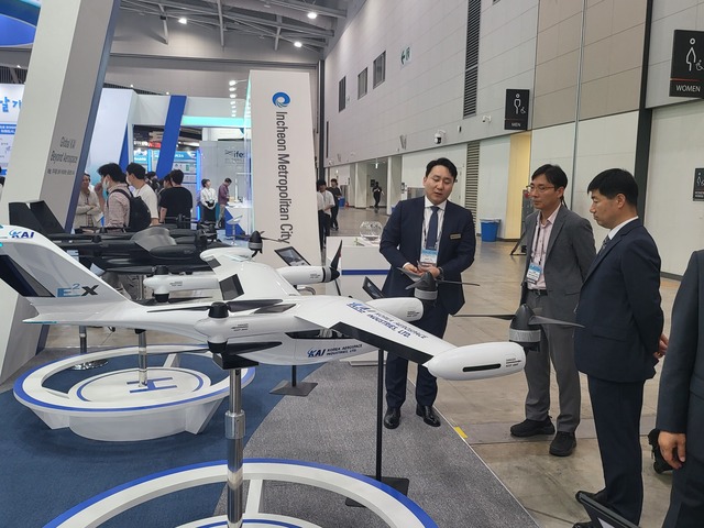 ▲ '2023 대한민국 드론·UAM 박람회' KAI 부스에 방문한 관람객이 AAV 모형을 보고있다.ⓒKAI
