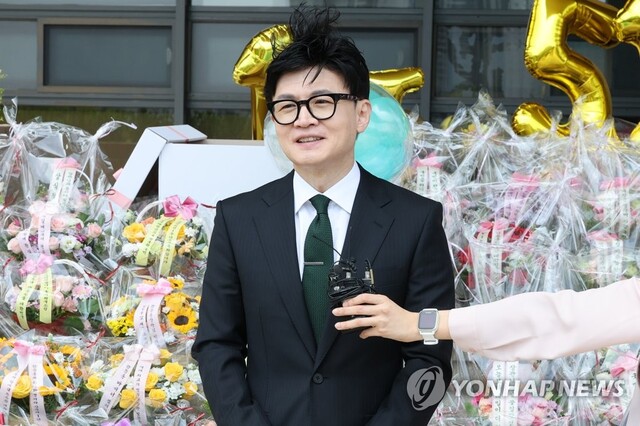 ▲ 한동훈 법무부 장관이 취임 1년을 맞은 17일 오전 정부과천청사 법무부로 출근하며 소회를 묻는 기자의 질문에 답하고 있다. ⓒ연합뉴스