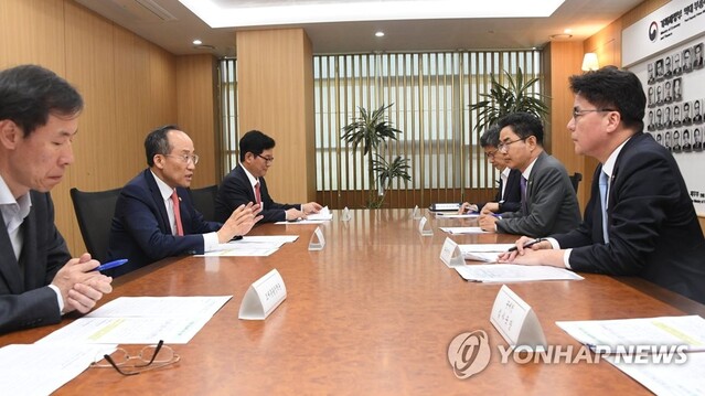 ▲ 추경호 경제부총리 겸 기획재정부 장관이 17일 정부세종청사에서 김창기 국세청장과 윤태식 관세청장이 참석한 가운데 열린 '체납세액 관리 관계기관 회의'를 주재하고 있다. 
ⓒ연합뉴스