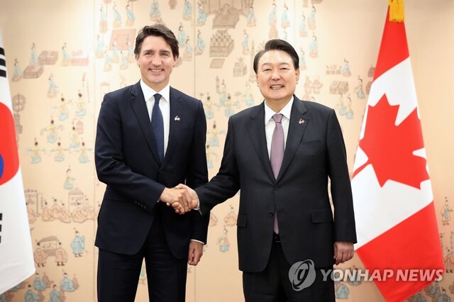 ▲ 윤석열 대통령(오른쪽)과 쥐스탱 트뤼도 캐나다 총리가 17일 한-캐나다 정상회담에 앞서 기념촬영을 하고 있다.ⓒ연합뉴스