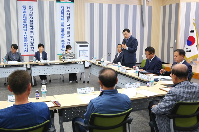 ▲ 주낙영 시장이 전통시장 상인회와 상권 활성화를 위한 간담회를 갖고 있다.ⓒ경주시