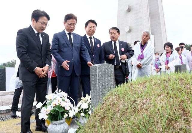 ▲ 이철우 도지사는 기념식 행사를 마친 후 강기정 광주광역시장과 함께 영호남의 화합차원에서 5.18 묘역에 안장된 ‘광주’지역과 ‘경북’지역 출신자 묘역을 번갈아 방문 참배했다.ⓒ경북도