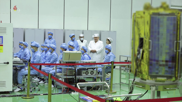 ▲ 지난 16일 군사정찰위성 1호기 발사 준비현장을 찾은 김정은과 그의 딸 김주애. ⓒ뉴시스