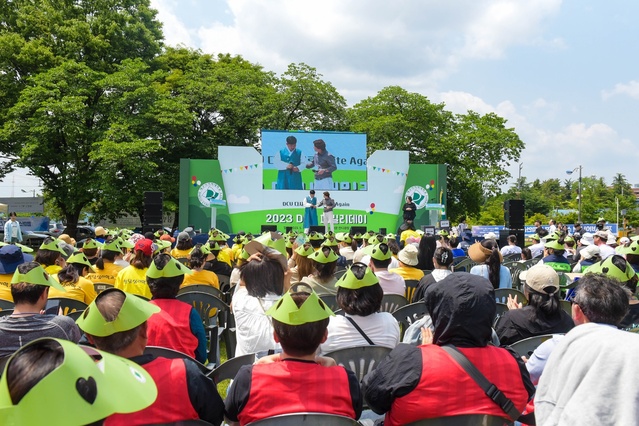 ▲ 대구사이버대학교(총장 이근용)는 지난 13일 대구대학교 경산캠퍼스에서 대구사이버대 개교 21주년 기념 ‘DCU 패밀리데이 ‘다시 하나로(Unite Again)’를 개최했다. 사진은 축하공연 장면.ⓒ대구사이버대