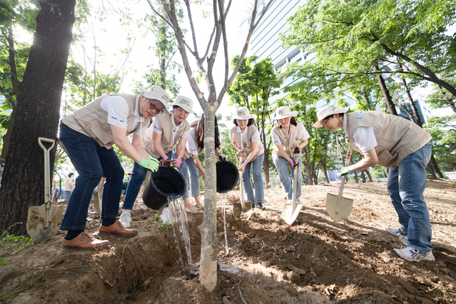 ▲ 대한항공 직원들이 ‘스카이패스 숲’ 조성을 위해 나무심기를 하고 있다. ⓒ대한항공