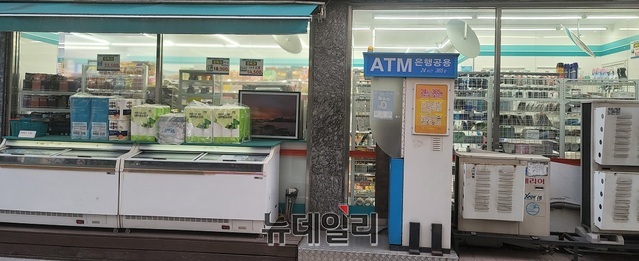 ▲ 일부 시트지가 제거된 편의점 모습.ⓒ조현우 기자
