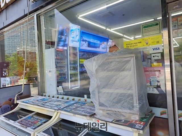 ▲ 불투명 시트지를 제거하지 않은 편의점 전경.ⓒ조현우 기자