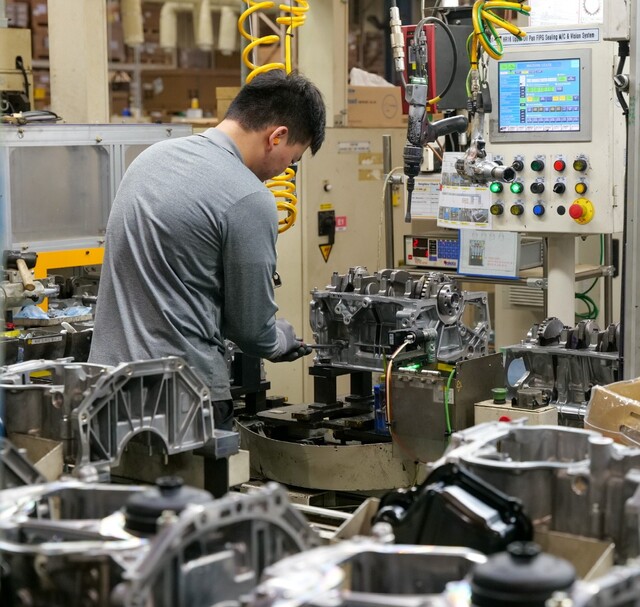 ▲ 엔진 공장에서 조립 작업이 진행되는 모습. ⓒ르노코리아