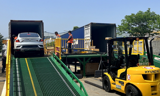 ▲ 3번쨰 차량이 컨테이너에 진입하는 모습. ⓒ김재홍 기자