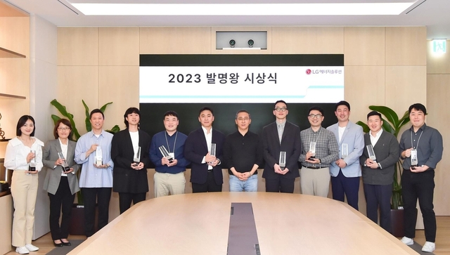 ▲ LG에너지솔루션 관계자들이 5월 발명의 날을 맞아 서울 여의도 파크원 본사에서 열린 ‘2023 발명왕 시상식’에서 기념사진을 찍고 있다. ⓒLG에너지솔루션 제공