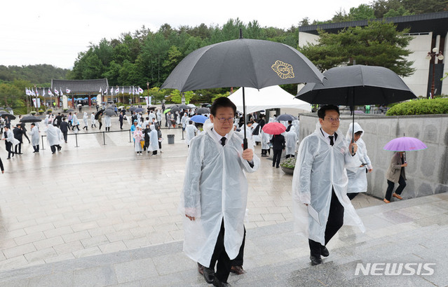 ▲ 이재명 더불어민주당 대표가 18일 광주 북구 국립5·18민주묘지에서 열린 제43주년 5·18민주화운동 기념식에 참석하고 있다. ⓒ뉴시스