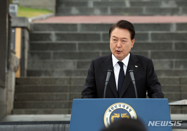 ▲ 윤석열 대통령이 18일 광주 북구 국립5·18민주묘지에서 열린 제43주년 5·18민주화운동 기념식에서 기념사하고 있다. ⓒ뉴시스