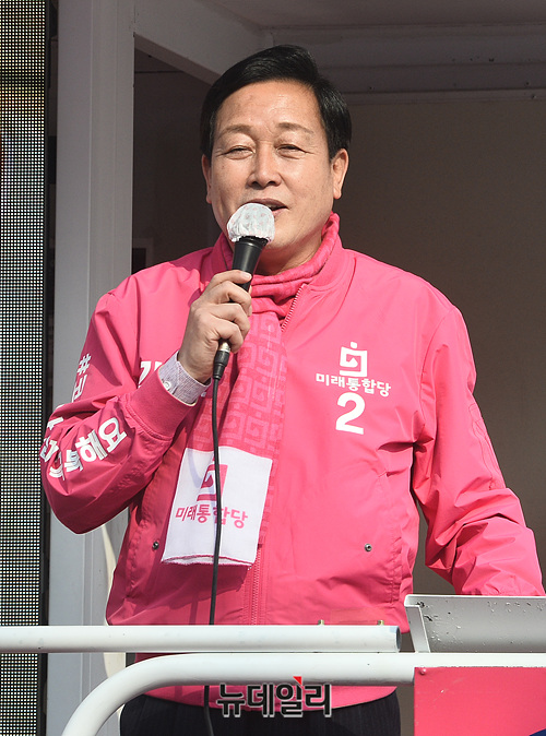 ▲ 김선교 미래통합당 여주시양평군 후보(현 국민의힘 의원)가 지난 2020년 4월 7일 오후 경기 여주시 농협 여주시지부 앞에서 시민들에게 지지를 호소하고 있다. ⓒ뉴데일리DB