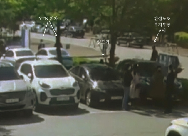 ▲ 양모씨가 시너를 다 뿌리고 불을 붙이기 전의 상황. 기자 2명과 건설노조 간부 A씨가 양씨를 바라만 보고있다. ⓒ조선일보