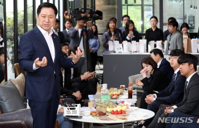▲ 김기현 국민의힘 대표가 18일 오전 광주광역시 동구의 한 커피전문점에서 광주·전남 청년들과 간담회를 하고 있다.ⓒ뉴시스
