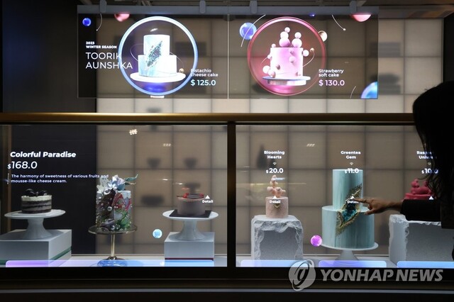 ▲ 22일 오전 서울 종로구 세종문화회관에서 LG디스플레이 투명 OLED가 바꿀 도시, 산업, 예술 '투명한 미래전'이 열리고 있다. ⓒ연합뉴스