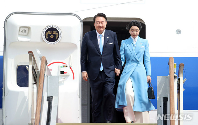 ▲ 윤석열 대통령과 부인 김건희 여사가 지난 4월30일 국빈방미 일정을 마치고 경기도 성남 서울공항에 도착해 공군 1호기에서 내리고 있다. ⓒ뉴시스