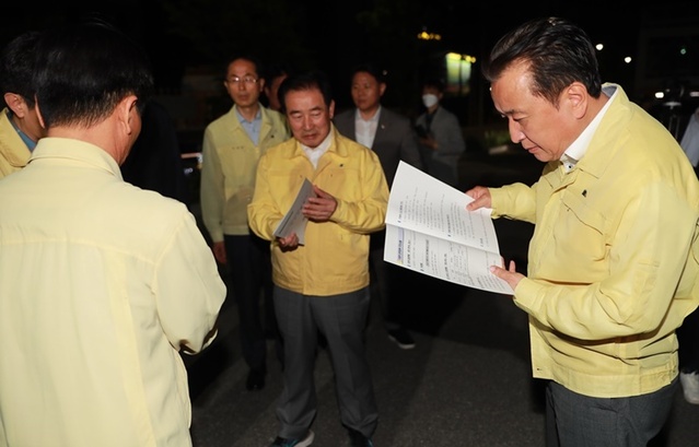 ▲ 김영환 충북지사가 18일 오후 구제역 방역현장을 방문했다.ⓒ충북도