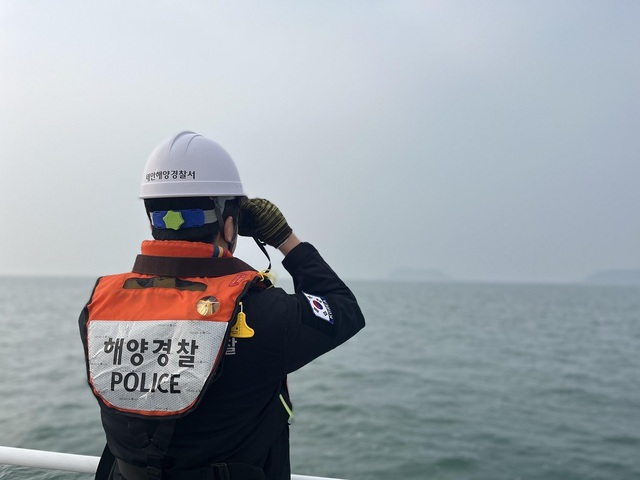 ▲ 태안해경 경찰관이 연안사고 위험구역을 순찰하고 있다.    ⓒ태안해양경찰서