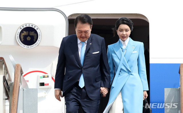 ▲ 5박7일간 국빈 방미 일정을 마친 윤석열 대통령과 부인 김건희 여사가 지난달 30일 경기도 성남 서울공항에 도착해 공군 1호기에서 내리고 있다. ⓒ뉴시스