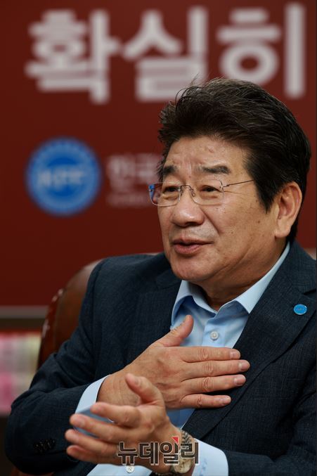 ▲ 강석호 한국자유총연맹 총재가 뉴데일리와 인터뷰를 하고 있다. ⓒ정상윤 기자