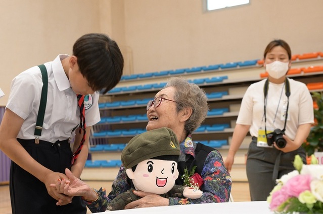 ▲ 어르신에게 돌봄 로봇을 전하는 합창단원.ⓒ논산시