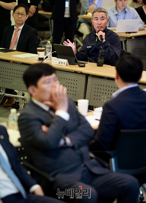 ▲ 김성원 국민의힘 코인게이트 진상조사단장이 19일 오전 경기 성남시 위메이드 본사에서 열린 현장방문에서 장현국 위메이드 대표의 브리핑을 듣고 있다. ⓒ정상윤 기자