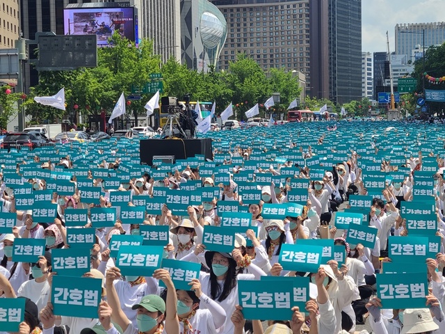 ▲ 대한간호협회는 19일 오후 서울 광화문 동화면세점과 대한문 일대에서 간호법 거부권 행사를 규탄하는 총궐기대회를 개최했다. ⓒ대한간호협회