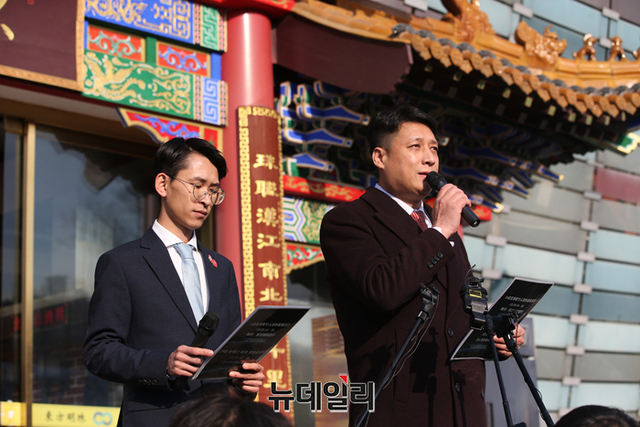 ▲ 동방명주 실질 지배인 왕해군 씨가 지난해 12월 29일 서울 송파구 소재 중국식당 동방명주 앞에서 기자회견을 하고 있다. 왕 씨는 이날 기자회견을 통해 동방명주는 중국 비밀경찰서와 무관하다는 입장을 밝혔다. ⓒ정상윤 기자