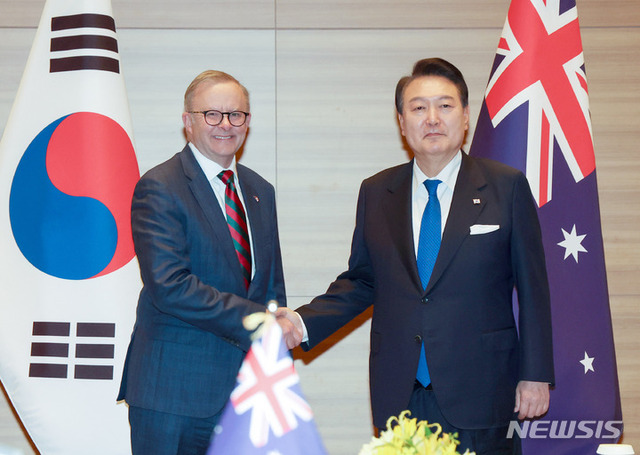 ▲ 주요7개국(G7) 정상회의 참석차 일본을 방문한 윤석열 대통령이 19일 히로시마 한 호텔에서 열린 한-호주 정상회담에서 앤소니 알바니지 호주 총리와 악수하고 있다.ⓒ뉴시스