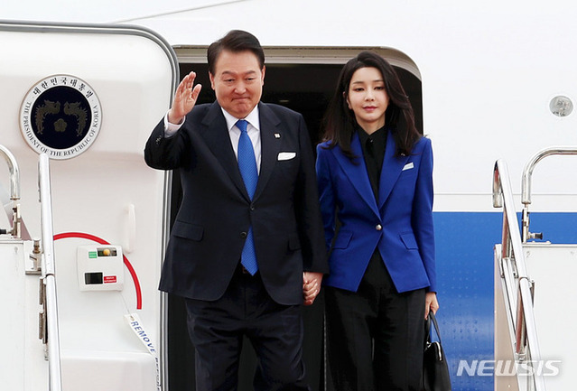 ▲ 주요7개국(G7) 정상회의 참석을 위해 일본을 방문한 윤석열 대통령과 부인 김건희 여사가 19일 히로시마 공항에 도착해 공군 1호기에서 내리고 있다.ⓒ뉴시스