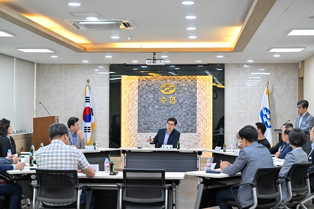 ▲ 김광열 군수가 영덕대게거리 상인과 수협 관계자들을 만나 함께 소통하고 있다.ⓒ영덕군