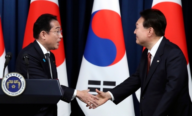 ▲ 윤석열 대통령과 기시다 후미오 일본 총리가 7일 서울 용산 대통령실 청사에서 열린 한일 정상회담 공동기자회견에서 악수하고 있다. ⓒ뉴시스