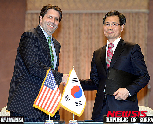 ▲ 2015년 4월 22일 오후 서울 종로구 도렴동 외교부 청사에서 열린 한미원자력협력 협정 가서명식에서 박노벽 외교부 원자력 협력대사와 마크 리퍼트 주한 미국대사가 협정에 서명을 하고 악수하고 있다. ⓒ뉴시스