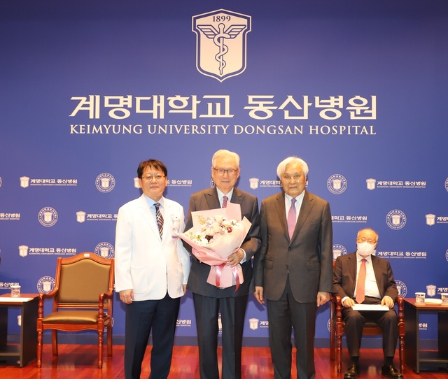 ▲ 신일희 계명대 총장 행소대강당 명명식 기념 사진(왼쪽부터 조치흠 동산의료원장, 신일희 계명대 총장, 김남석 계명대 이사장).ⓒ동산병원