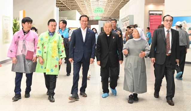 ▲ 조병옥 음성군수(좌 3번째)와 오웅진 신부(우 세번째)가 음성꽃동네 사랑의 연수원에서 열린 노숙인에게 사랑과 희망을 행사에 참석하기 위해 이동하고 있다.ⓒ음성군