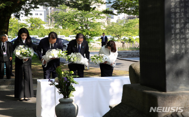 ▲ 윤석열 대통령과 부인 김건희 여사, 기시다 후미오 일본 총리와 부인 기시다 유코 여사가 21일 오전 히로시마 평화기념공원 내 한국인 원폭희생자 위령비를 찾아 헌화하고 있다.ⓒ뉴시스
