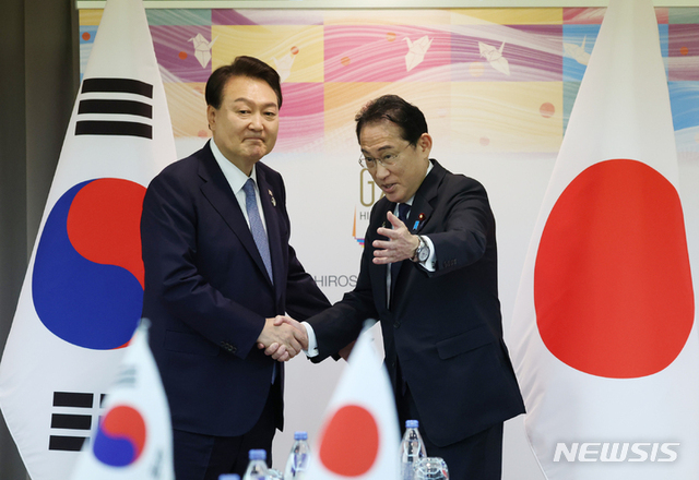 ▲ 주요 7개국(G7) 정상회의 참관국 자격으로 일본을 방문 중인 윤석열 대통령이 21일 히로시마 평화기념공원 국제회의장에서 열린 한일 정상회담에서 기시다 후미오 일본 총리와 악수하고 있다.ⓒ뉴시스