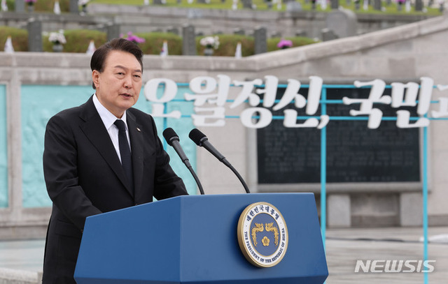 ▲ 윤석열 대통령이 지난 18일 광주 북구 국립5·18민주묘지에서 열린 제43주년 5·18민주화운동 기념식에서 기념사하고 있다. ⓒ뉴시스(사진=대통령실통신사진기자단)