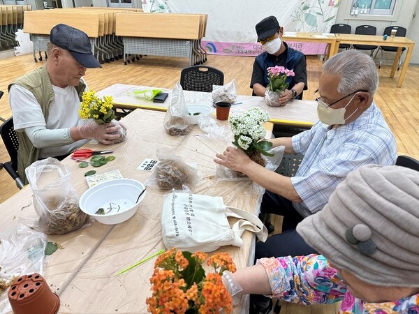 ▲ 대덕구노인종합복지관이 ‘나를 응원하는 반려식물 만들기’ 프로그램을 진행했다.ⓒ대전대덕구